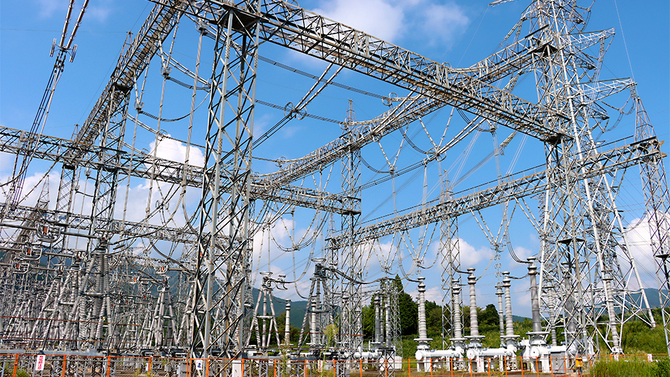 電気の送電・電力網を支える電力変電系統設備工事