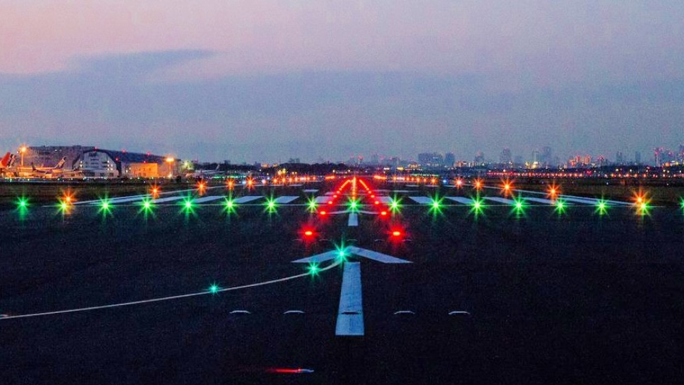 故障で止まることが許されない空港灯火のイメージ写真