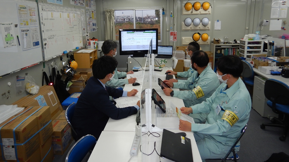 コミュニケーション力を駆使しながら現場を指揮する ミーティングの画像