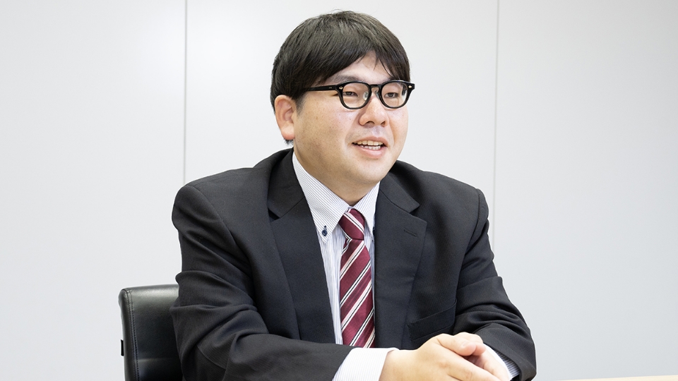 鉄塔からオフィス内コンセントまで時代の要求に技術で応える 社員写真