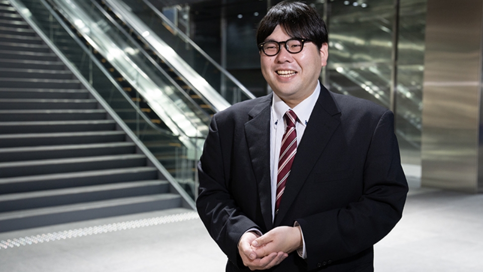 鉄塔からオフィス内コンセントまで時代の要求に技術で応える　社員写真